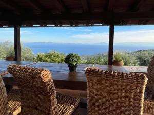 stół i krzesła z widokiem na ocean w obiekcie Pelion Homes w mieście Agios Georgios Nilias