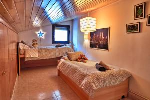 een slaapkamer met 2 aparte bedden en een raam bij Pleta de Escaldes 6.1 in Andorra la Vella