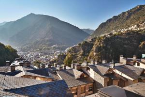 Vistas a una ciudad con montañas en el fondo en Pleta de Escaldes 6.1, en Andorra la Vella