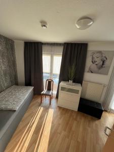sypialnia z łóżkiem, stołem i krzesłem w obiekcie Ferienhaus Zur Sonne w mieście Gotha