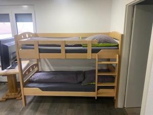 Двох'ярусне ліжко або двоярусні ліжка в номері Hohennneuffen Blick