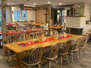 a large wooden table and chairs in a restaurant at Hohennneuffen Blick in Beuren