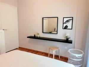 A bed or beds in a room at Koukaki cozy apartment 5 minutes to metro Még 9 kép