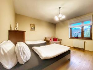 1 dormitorio con 2 camas y ventana en Apartamenty Siódemka Ustroń en Ustroń