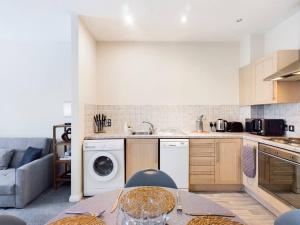 cocina con fregadero y lavadora en Magnificent 1BDR Apartment in Mersyside, en Liverpool