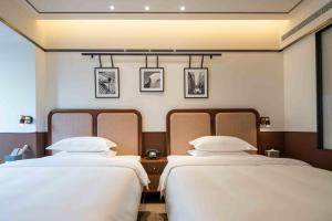 Postel nebo postele na pokoji v ubytování A Memory Hotel-Hotel in the Garden, Beijing Daxing International Airport, Beijing Aerospace Museum, Beijing Wildlife Park, Free daily necessities, Free night snack, Free laundry, English communication well, Free travel advice