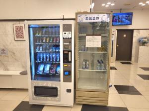 Toyoko-Inn Busan Jungang Station في بوسان: آلة بيع المشروبات الغازية في متجر