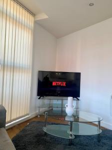 Uma TV ou centro de entretenimento em XL Corner Apartment w Gym & Spa