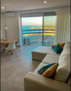 un soggiorno con divano e vista sull'oceano di Casa Nico OceanView -Apartment 1901 a Portimão