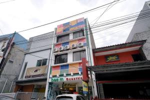 um edifício com um monte de cores sobre ele em RedDoorz at Buah Batu 5 em Bandung