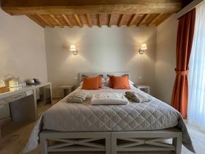 A bed or beds in a room at Relais dei Molini - Villa dei Molini Még 37 kép