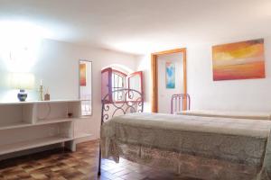 1 dormitorio con 1 cama y vestidor en Dimora degli Artisti - Ciolo private sea access, en Gagliano del Capo