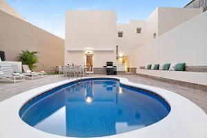 Bazén v ubytovaní Luxury Villa Taganana alebo v jeho blízkosti