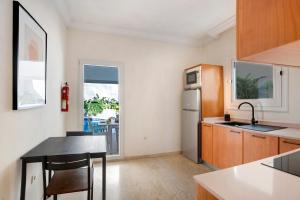 Kuchyňa alebo kuchynka v ubytovaní Luxury Villa Taganana