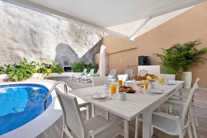 Bazén v ubytovaní Luxury Villa Taganana alebo v jeho blízkosti