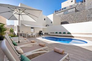 Bazén v ubytování Luxury Villa Taganana nebo v jeho okolí