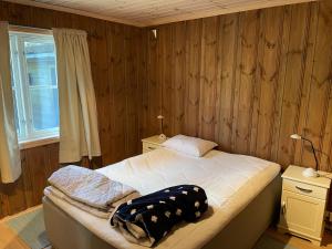 um quarto com uma cama e uma janela em Vrådal Golf Park em Vradal
