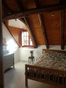 een slaapkamer met een bed en een houten plafond bij Alexandras.gite in Boutx