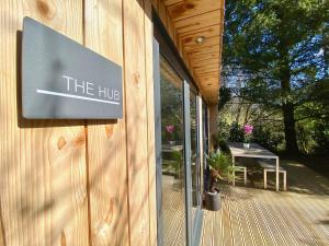 ein Schild an der Seite eines Gebäudes in der Unterkunft Sunridge Fishing Lodge with Hot Tub & Giant Cinema in Plymouth