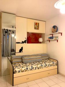 プリンチピナ・ア・マーレにあるRio Piccolo Apartmentのベッドルーム1室(猫1匹付)