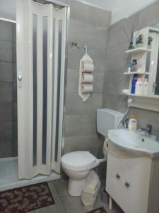 y baño con aseo, ducha y lavamanos. en la locanda del centro storico, en Catania