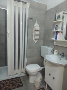 Un baño con inodoro, ducha y lavabo. en la locanda del centro storico, en Catania