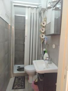 Un baño con inodoro, lavabo y ducha. en la locanda del centro storico, en Catania