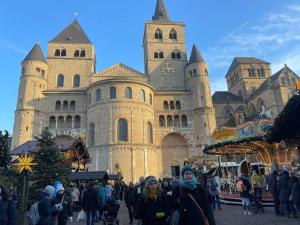 eine Gruppe von Menschen steht vor einem Schloss in der Unterkunft Oldtown in Trier
