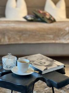 un libro y una taza de café sobre una mesa en Oldtown, en Trier