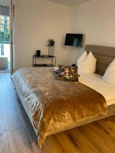 Un dormitorio con una cama con una manta de oro. en Oldtown, en Trier
