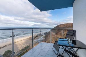 balkon z widokiem na plażę w obiekcie Apartament przy Plaży - Campingowa - Widok na Morze by Noclegi Renters w mieście Międzyzdroje