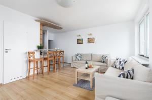 Część wypoczynkowa w obiekcie Apartament przy Plaży - Campingowa - Widok na Morze by Noclegi Renters