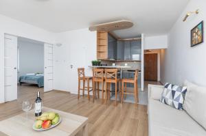 Kuchnia lub aneks kuchenny w obiekcie Apartament przy Plaży - Campingowa - Widok na Morze by Noclegi Renters