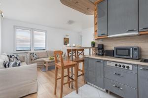 Kuchnia lub aneks kuchenny w obiekcie Apartament przy Plaży - Campingowa - Widok na Morze by Noclegi Renters