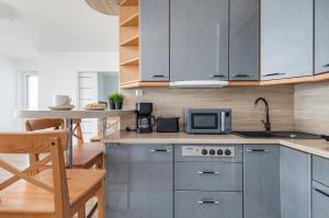 Kuchnia lub aneks kuchenny w obiekcie Apartament przy Plaży - Campingowa - Widok na Morze by Noclegi Renters