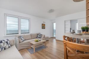 Część wypoczynkowa w obiekcie Apartament przy Plaży - Campingowa - Widok na Morze by Noclegi Renters