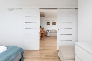 Łóżko lub łóżka w pokoju w obiekcie Apartament przy Plaży - Campingowa - Widok na Morze by Noclegi Renters