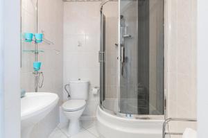 Łazienka w obiekcie Apartament przy Plaży - Campingowa - Widok na Morze by Noclegi Renters