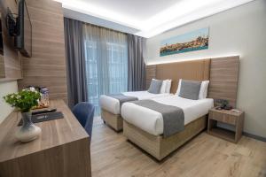 Postel nebo postele na pokoji v ubytování The Omiya Hotel