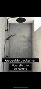 um chuveiro numa casa de banho com um sinal em Monroe’s stay em Deventer