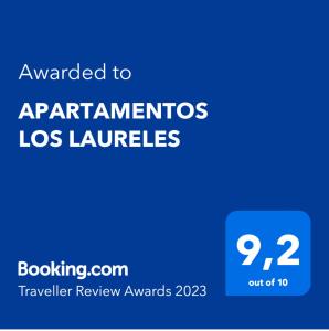 埃爾梅達諾的住宿－APARTAMENTOS LOS LAURELES，蓝色的屏幕,上面的文字被授予公寓的房东