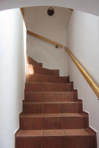インドルジフーフ・フラデツにあるPension U Starýho Dubuの階段(木製の階段と手すり)