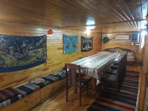 une salle à manger avec une grande table et des chaises dans l'établissement Villa Vanessa Koprivki Area, à Zar-Kalojan