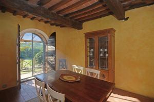 una sala da pranzo con tavolo in legno e finestra di Podere Le Crete a Montepulciano