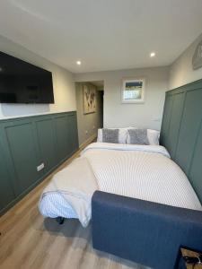 a bedroom with two beds and a flat screen tv at The Hideaway by the sea - free parking in Brighton & Hove