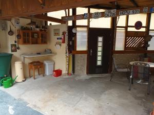 Großes Zimmer mit einer Tür, einem Tisch und einer Küche in der Unterkunft Feriendomizil Burgert EG Nähe Europapark in Kippenheim