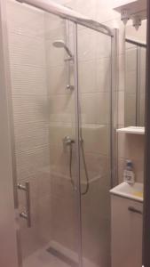 eine Dusche mit Glastür im Bad in der Unterkunft Apartman Ivan in Kaštela