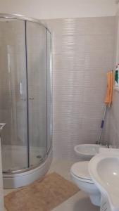 ein Bad mit einer Dusche, einem WC und einem Waschbecken in der Unterkunft Apartman Ivan in Kaštela