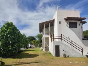 a white church with a cross on the side of it at Chale do Guidon in Imbassai