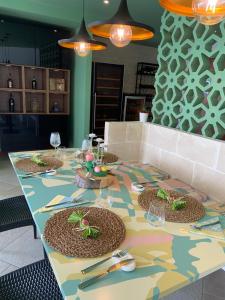 un tavolo con piatti di cibo sopra di Agriturismo Fiori d'Arancio a Palagiano